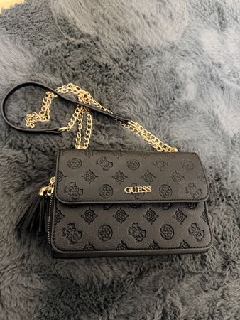 Handtasche Guess schwarz mit Kette neuwertiger Zustand