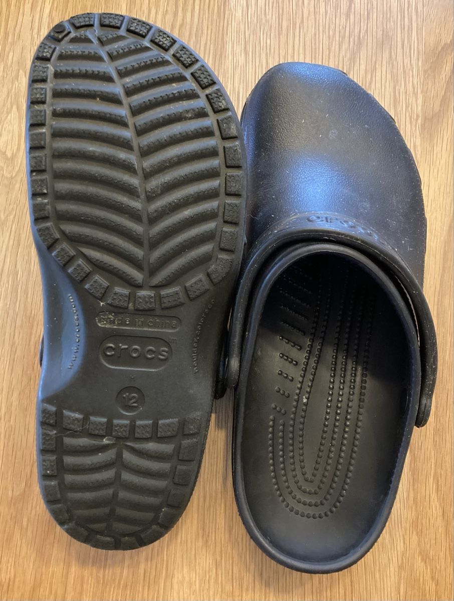 Crocs Chaussures hommes: Crocs schwarz, gr. M12 (46/47) – D'occasion à St.Gallenkappel par apopka 1