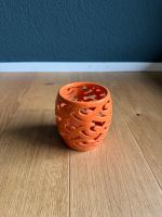 Orangefarbener Kerzenhalter aus Keramik
