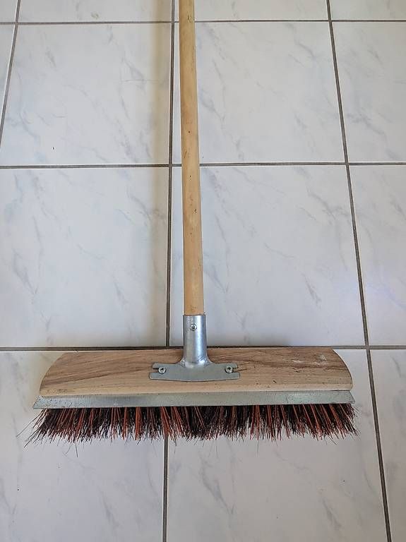 Altro in Apparecchi per la pulizia: Robuster Besen mit Schareisen – Usato da Zufikon venduto da Baum03