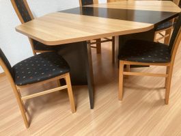 Holztisch mit 6 Stühlen
