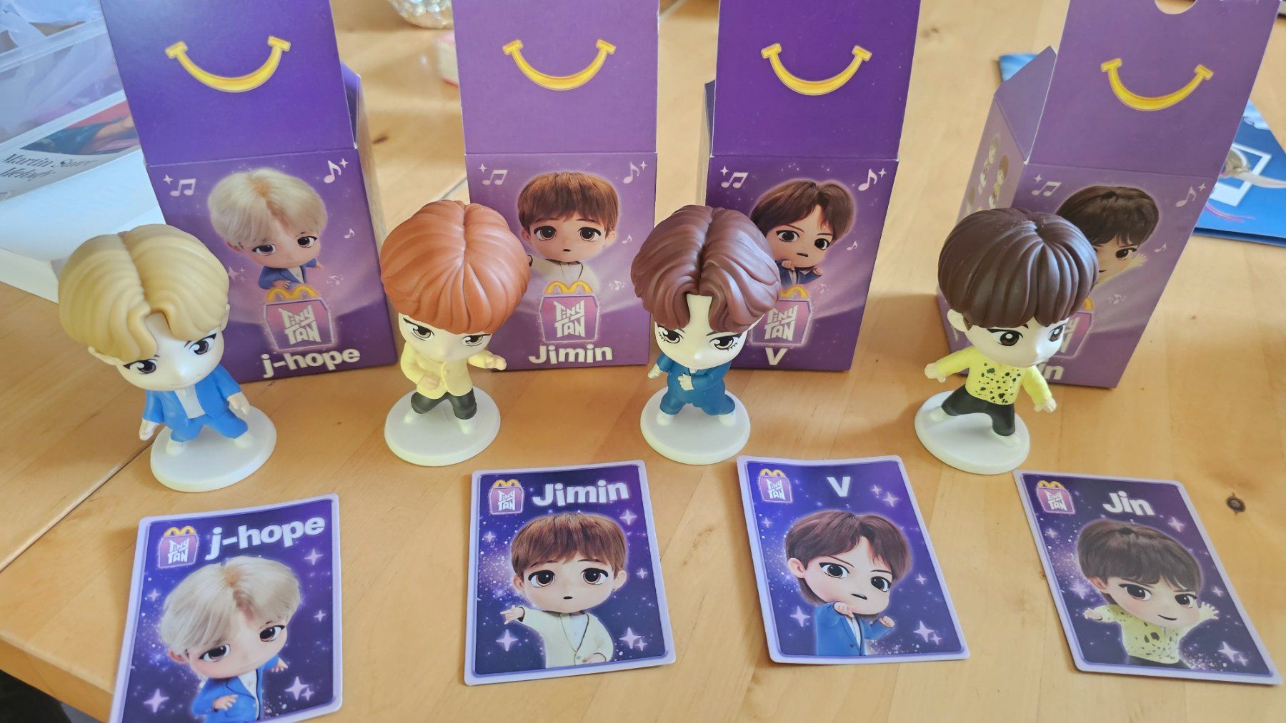 Mc Donald's Statuette: McDonald's x BTS "TinyTAN" Figuren Set – Nuovo (secondo la descrizione) da Basel venduto da kpopsuchti