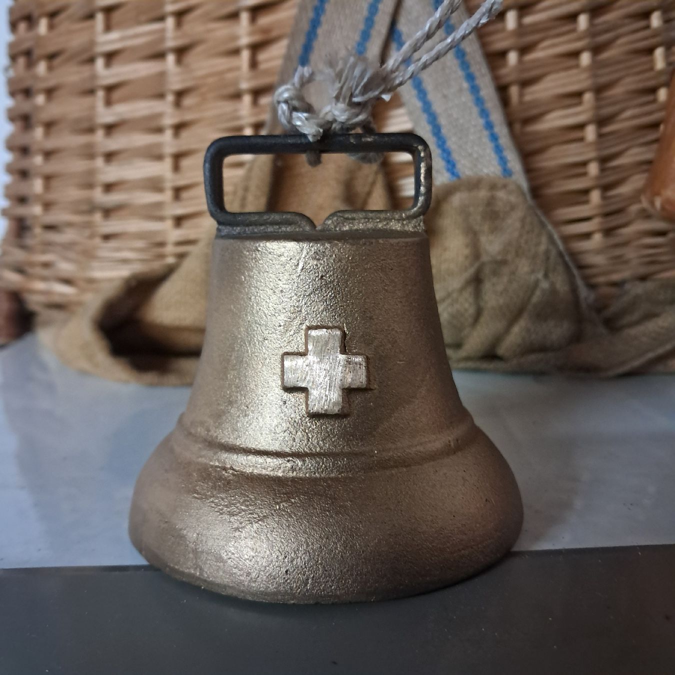 Cloches & sonnailles: SCHLICHTES GLÖGGLI MIT SCHWEIZERKREUZ  – D'occasion à Murten par SHETHOF 2
