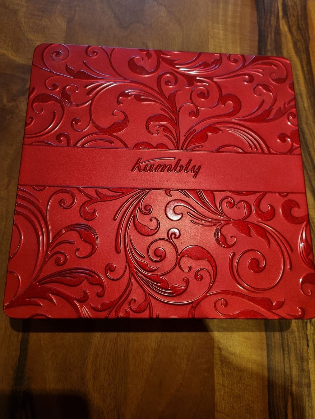 Tutte le decorazioni: Kambly Guetzli Dose, Blechdose leer, rot gemuster – Usato da Oberrieden venduto da Peyma