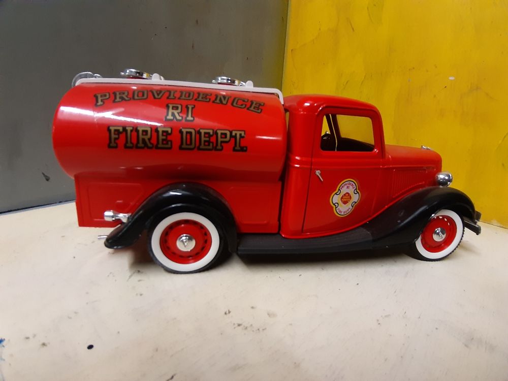 Solido , camion pompier Ford V 8 1