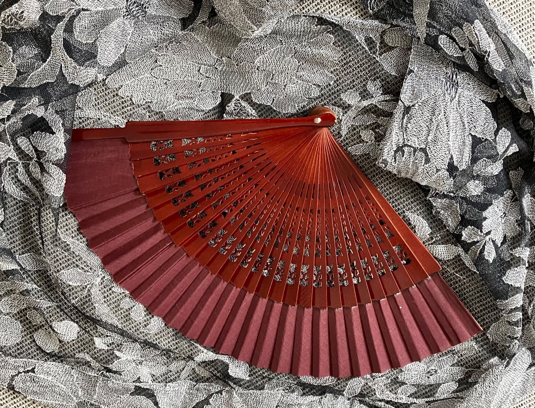 Tutte le decorazioni: Weinroter Fächer aus Spanien 23cm Länge – Usato da Schaffhausen venduto da NinaRicardo 4
