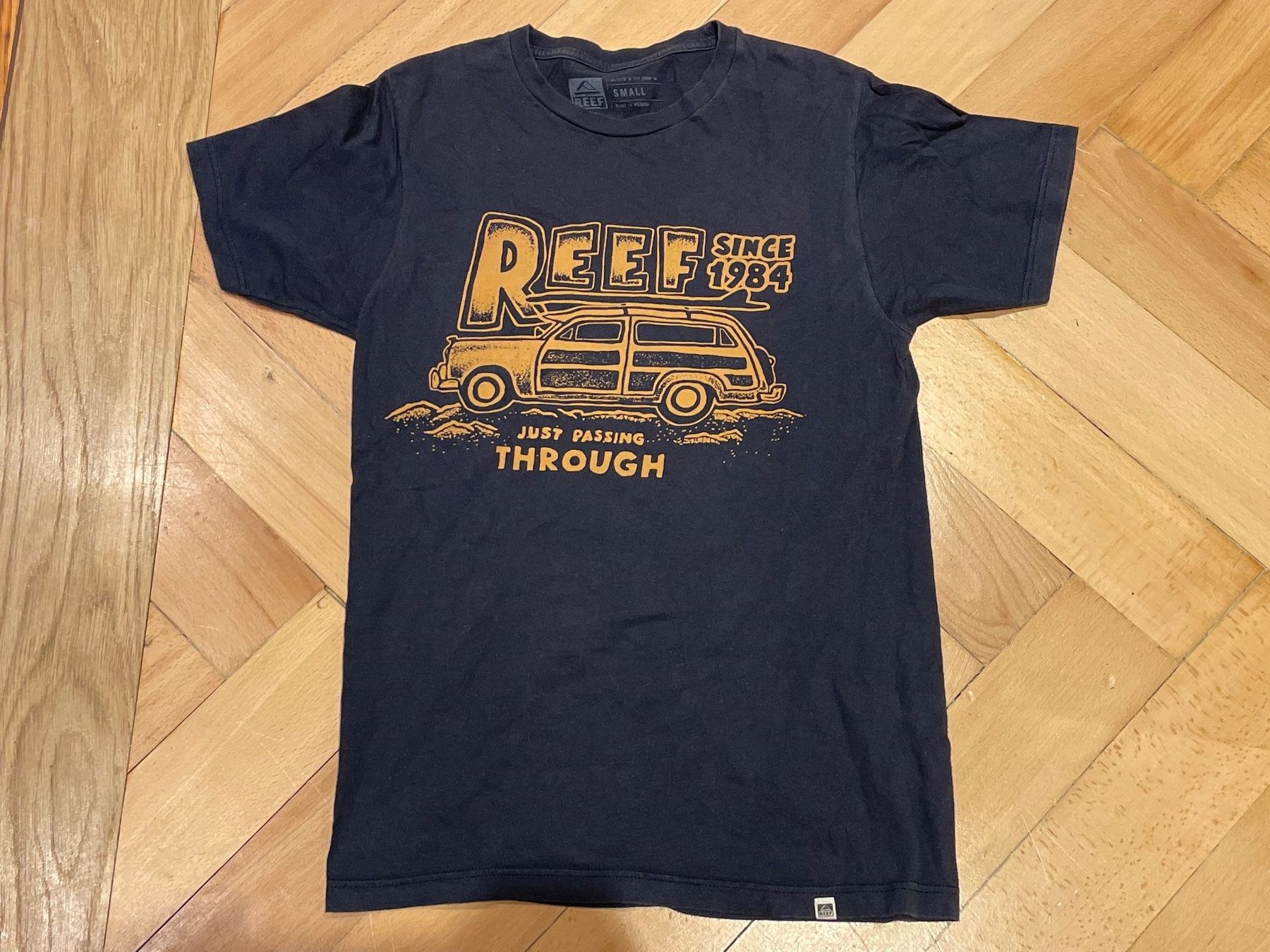T-shirt: REEF Shirt "Just Passing Through" Gr. S – Usato da Frasnacht venduto da GracyStore