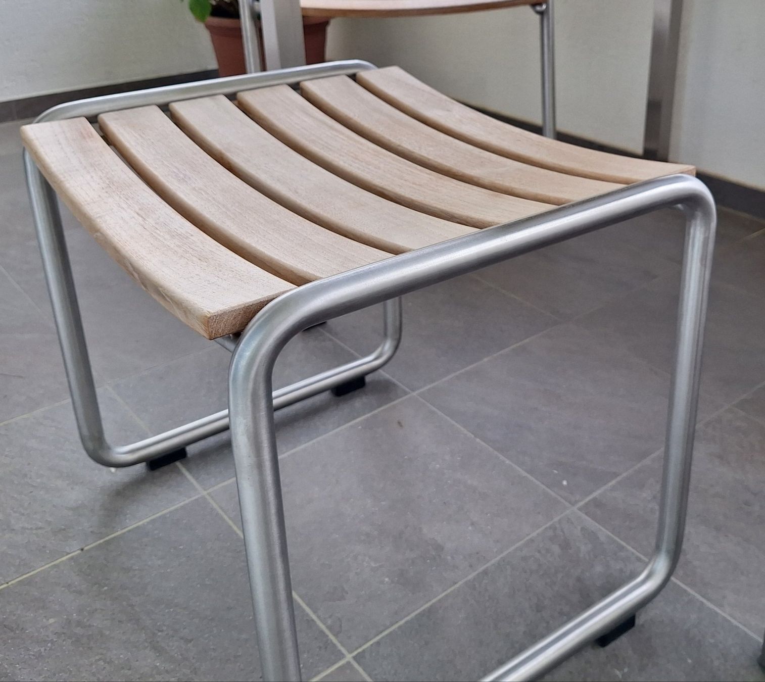 Set di tavolo e panche: Teak Gartenkombination mit Freischwinger Armlehenstühlen – Usato da Zürich venduto da Murmjoda 2
