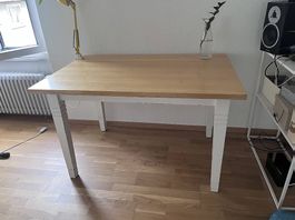Grosser Holztisch mit Massivholzplatte
