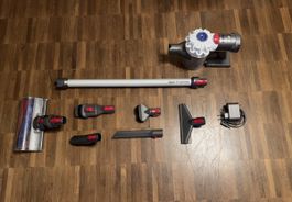 Dyson V7 Cordfree mit neuem Akku u Filter viel Zubehör!!