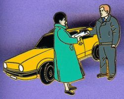 PTT  Pöstler übergibt Brief 