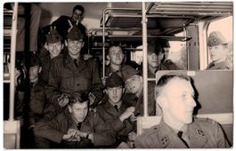 Soldaten im Zugsabteil, Fotokarte
