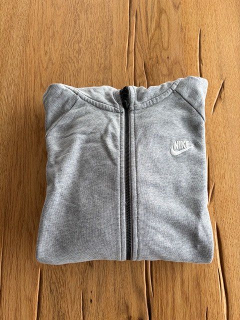 Nike Jacken: Nike Zip-Hoodie Grau, Grösse L – Gebraucht aus Hohenrain von Kiendan