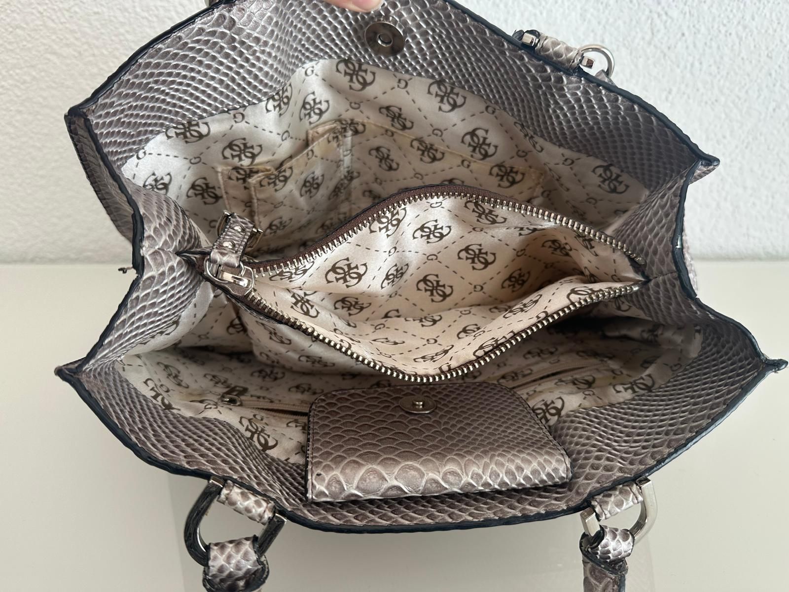 Guess Borse da donna: Guess Handtasche - Silber mit Schlangenmuster – Nuovo (secondo la descrizione) da Olten venduto da MattRed 4
