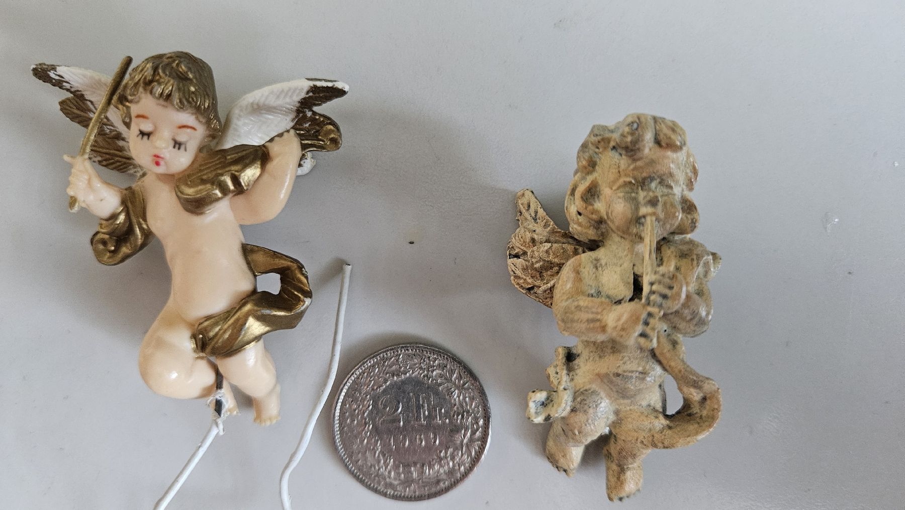 Statuette: 2 kleine Gips Engeli – Usato da Intragna venduto da Digger3