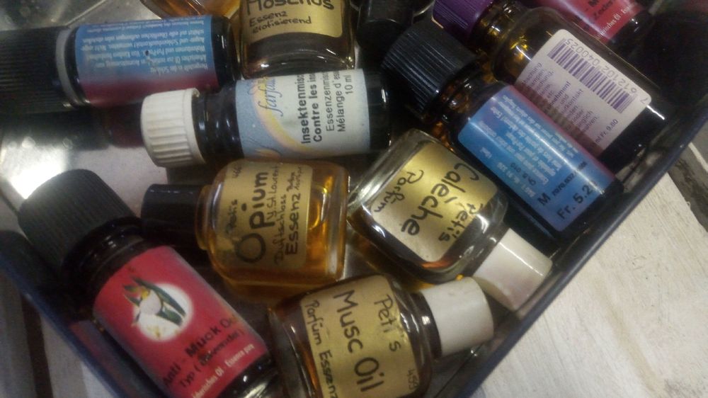 Flacons: Grosse Sammlung Parfum-Öle, Essenzen - viele verschiedene! – D'occasion à Belp par Guadalupe84 2