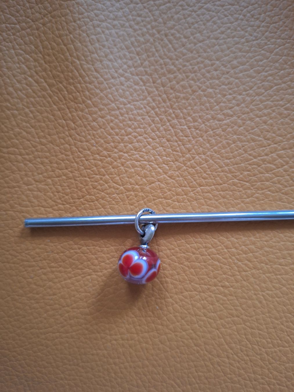 Ciondoli: Handgefertigte Trollbeads Glasperle Blumenmuster Rot/ – Nuovo e nell'imballaggio originale da Kandersteg venduto da Zwiepi
