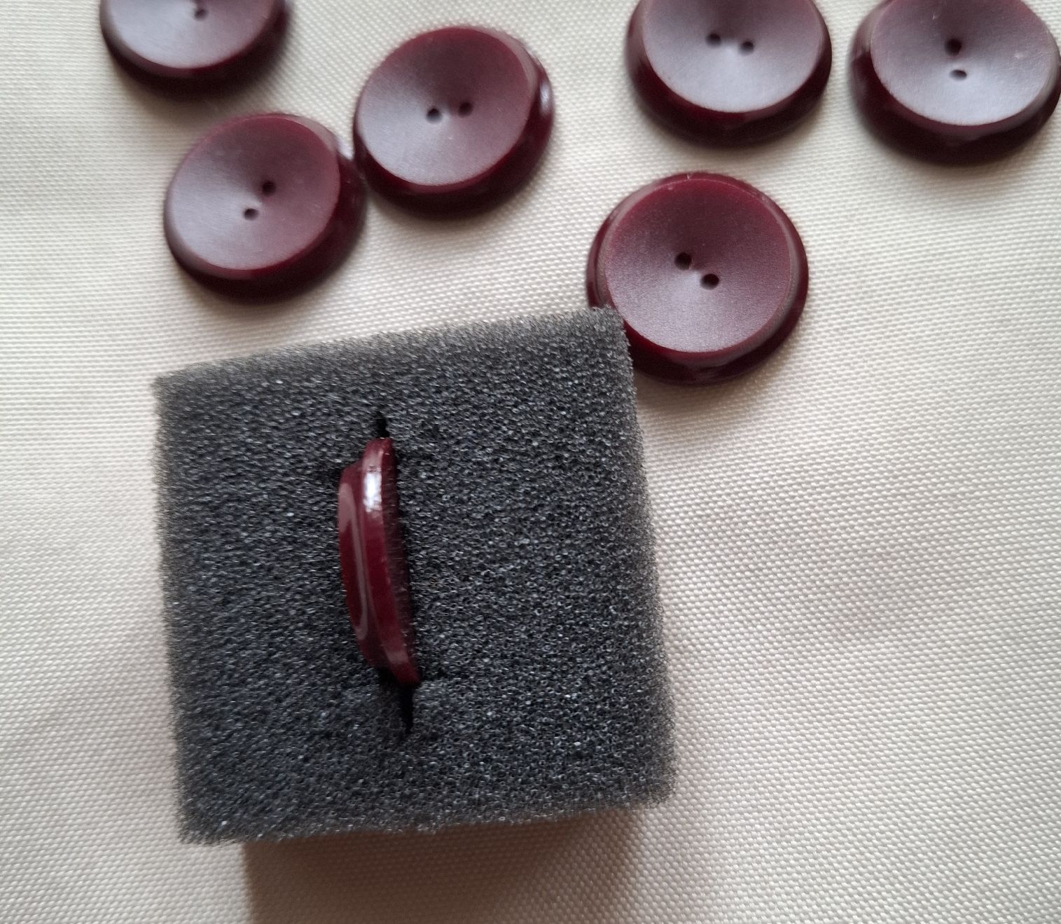 Knöpfe: 8 Stück Knöpfe, Weinrot, 20 mm. – Gebraucht aus Dietikon von Hirschkopf 4