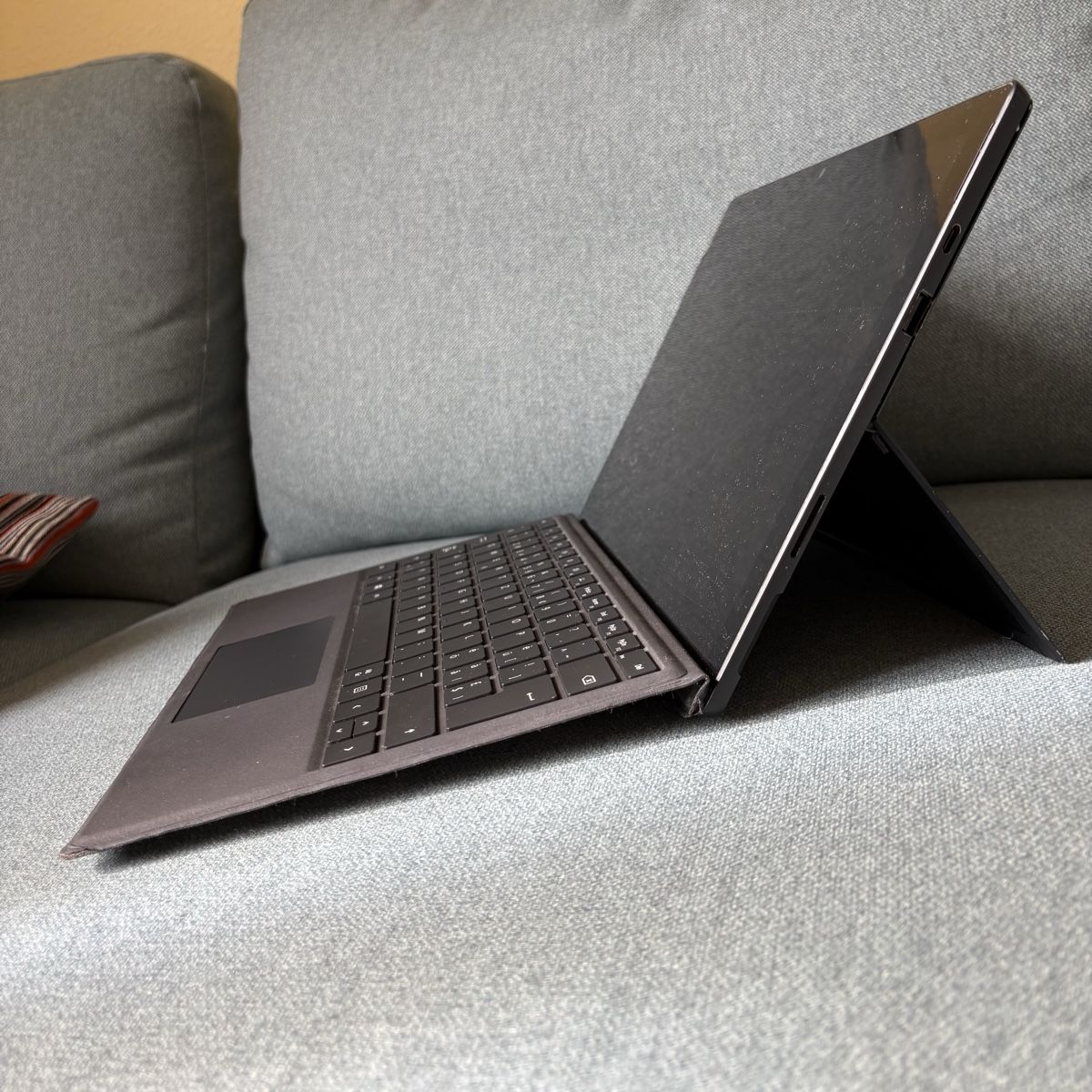 Microsoft Notebook: Microsoft Surface Tablet mit Tastatur und Stift schwarz – Usato da Lausen venduto da han_c7wm 1