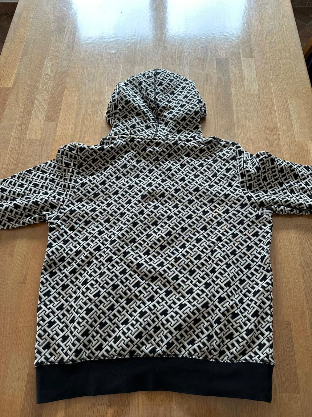 Tommy Hilfiger Maglioni & Felpe: Pull Tommy Hilfiger, taille M, noir et beige, comme neuf – Nuovo (secondo la descrizione) da Vétroz venduto da enz_gr95 2