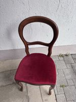 Zwei antike Holzstühle rot bepolstert
