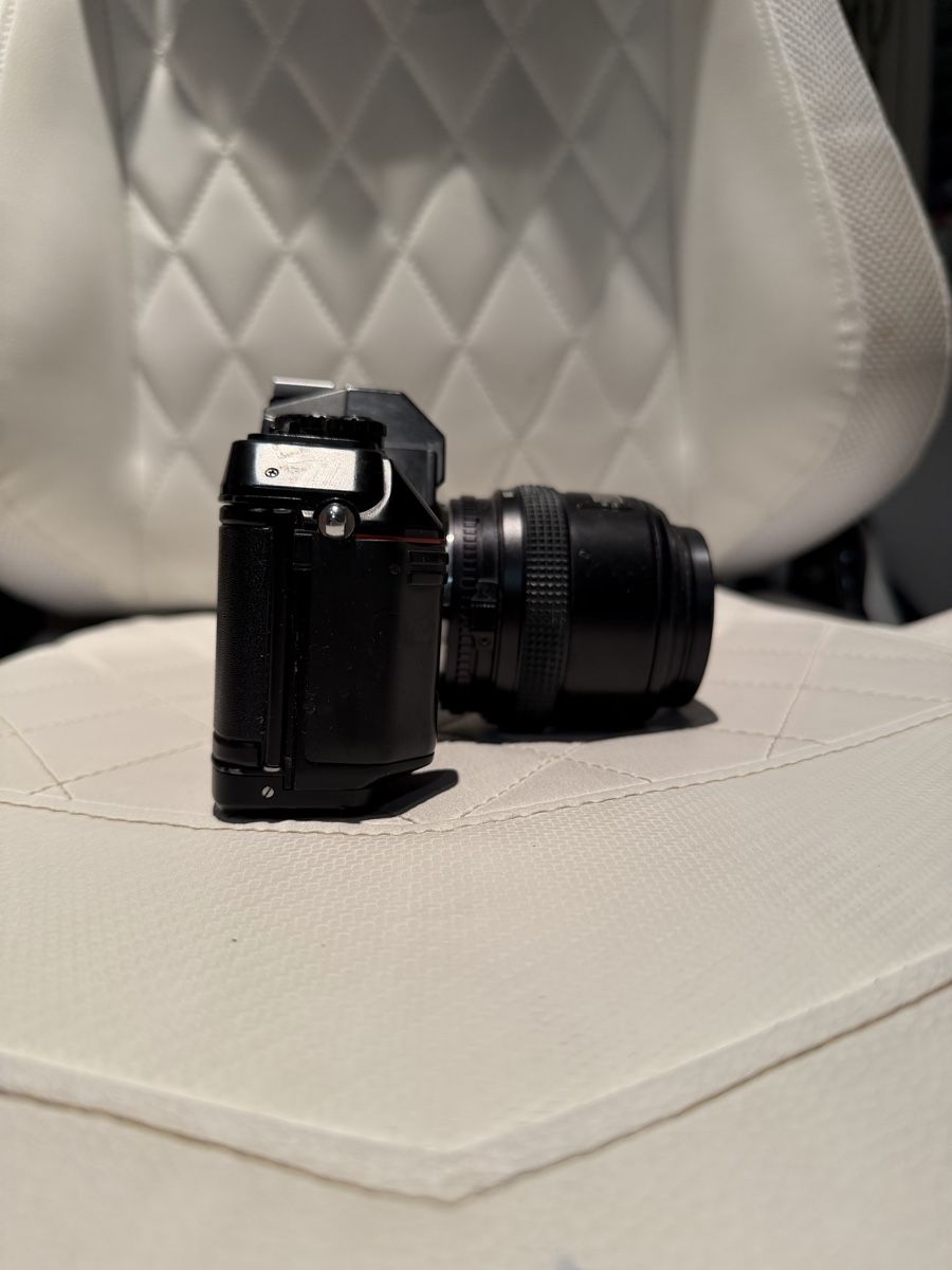Nikon Kamera: Spiegelreflexkamera Nikon N2000 mit Objektiv schwarz – Gebraucht aus Pfaffhausen von Sanja021 2