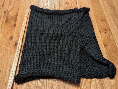 Warmer, handgestrickter Loop Schal aus Wolle
