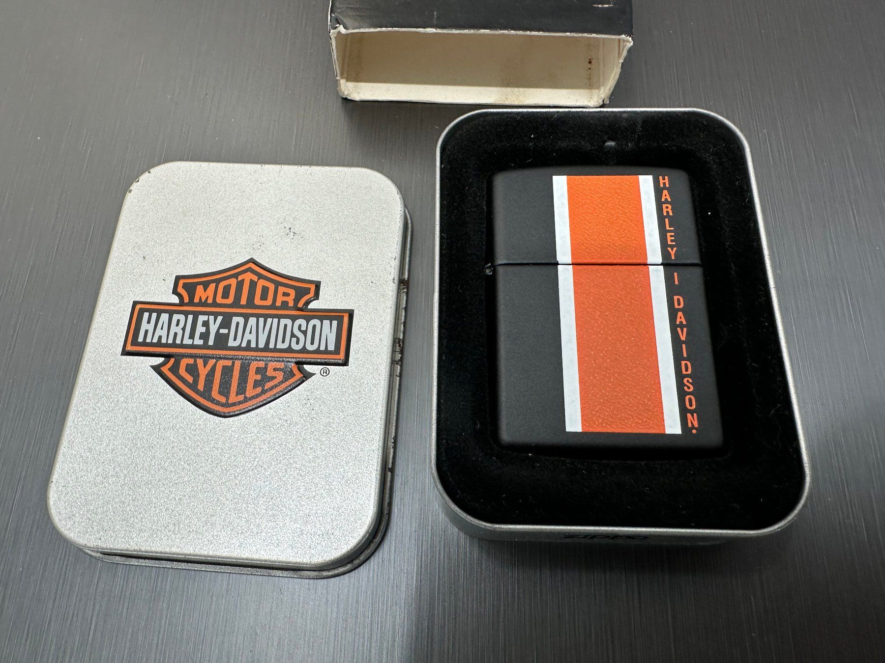 Zippo Accendini: Zippo Harley Davidson, Schwarz Orange Harley Stripe – Nuovo (secondo la descrizione) da Arisdorf venduto da Liquidus 7
