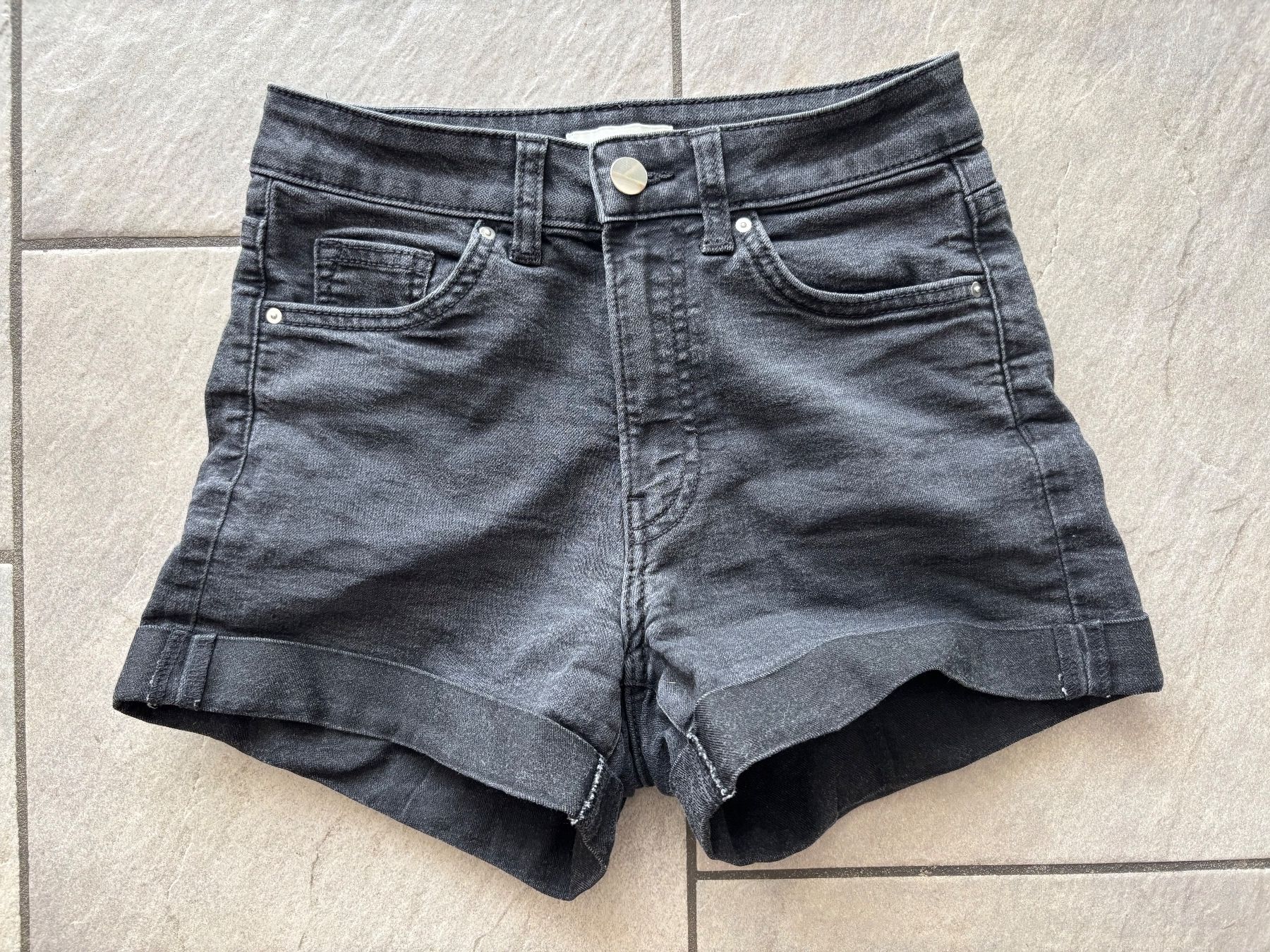 H&M Pantaloni: Shorts, schwarz, Gr. 34 – Usato da Sins venduto da sinserin