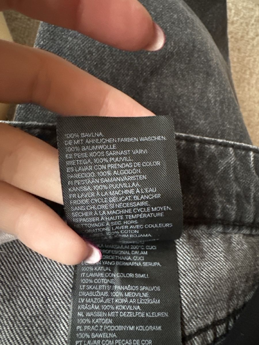 H&M Jeans: Schwarze Mom Jeans mit Löchern Grösse 36 – Usato da Buchs AG venduto da tifena 3