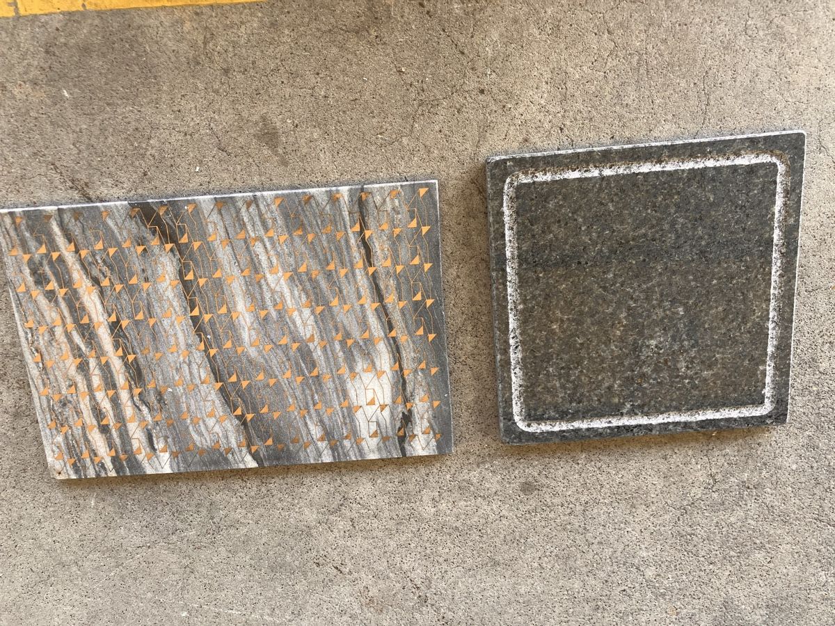 Servierplatten: Granitplatte mit Muster L. 31.5 cm B. 21 cm – Gebraucht aus Benglen von Oommaahhaa
