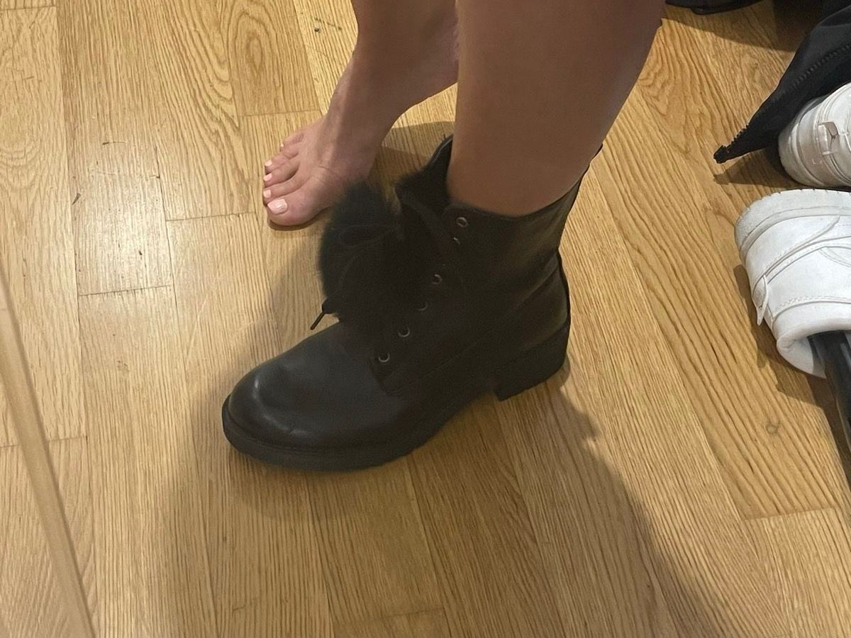 Damenschuhe: Schwarze Winterstiefel Gr. 38 mit echten Fellbommel – Gebraucht aus Rüschlikon von leo_mwz2 1