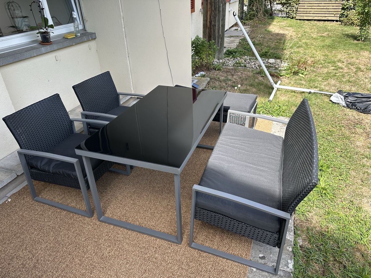 Tischset: Gartenmöbel-Set mit Tisch, 2 Stühlen & 2 Sitzbänken – Gebraucht aus Zug von pierre-europaallee