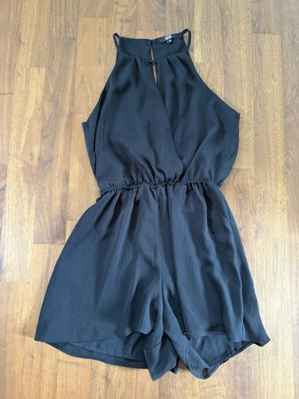 Kurzer schwarzer Jumpsuit