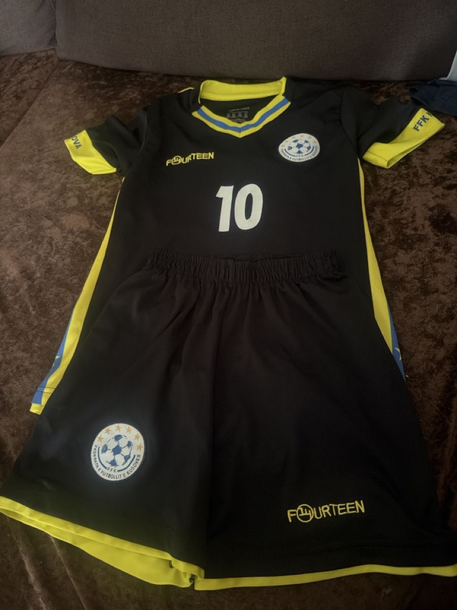 Survêtements: Fussballset Zeneli Grösse 128 Schwarz Gelb – D'occasion à Wangen b. Olten par Sarina93881621