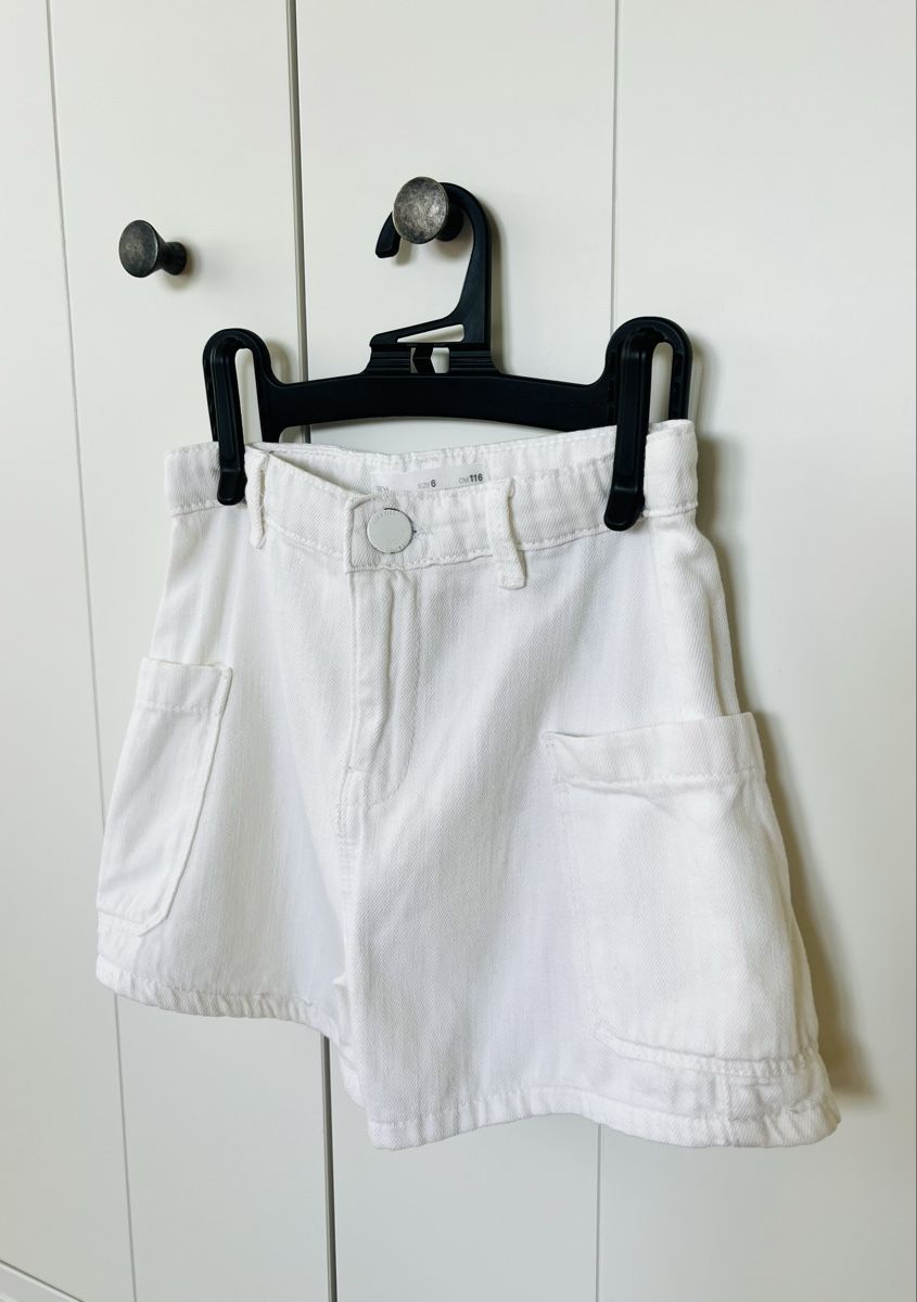 Zara Pantaloni: Zara 116 Shorts weiss – Usato da Burgdorf venduto da rulan