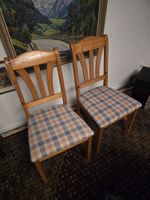 Zwei Holzstühle IKEA Landhaus kariert 