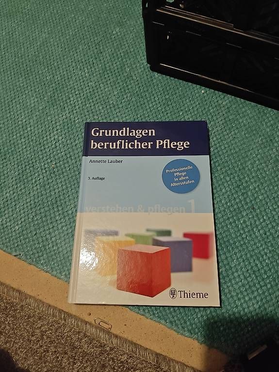 Bücher: Grundlage beruflicher Pflege – Gebraucht aus Wollerau von ste_j59b