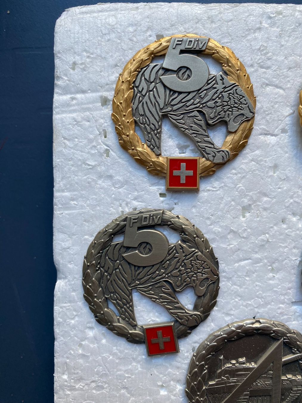 Schweizer Armee Placchette & Badge: 7 verschiedene Beret Embleme - Schweizer Armee – Usato da Zürich venduto da jesulin05 2
