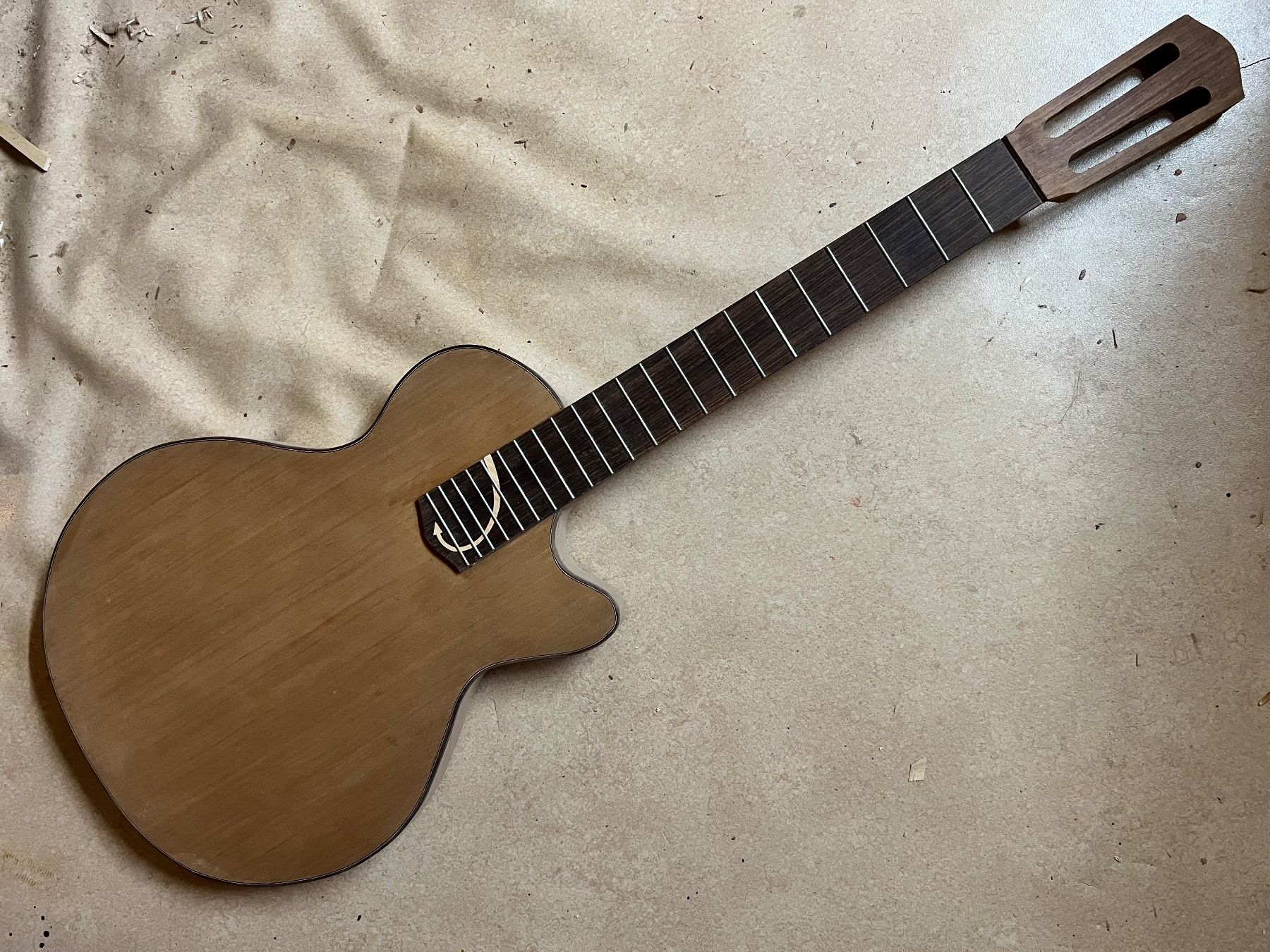 Instruments de musique: chitarra classica elettrica - elektro-klassische gitane – Défectueux à Minusio par Bolix