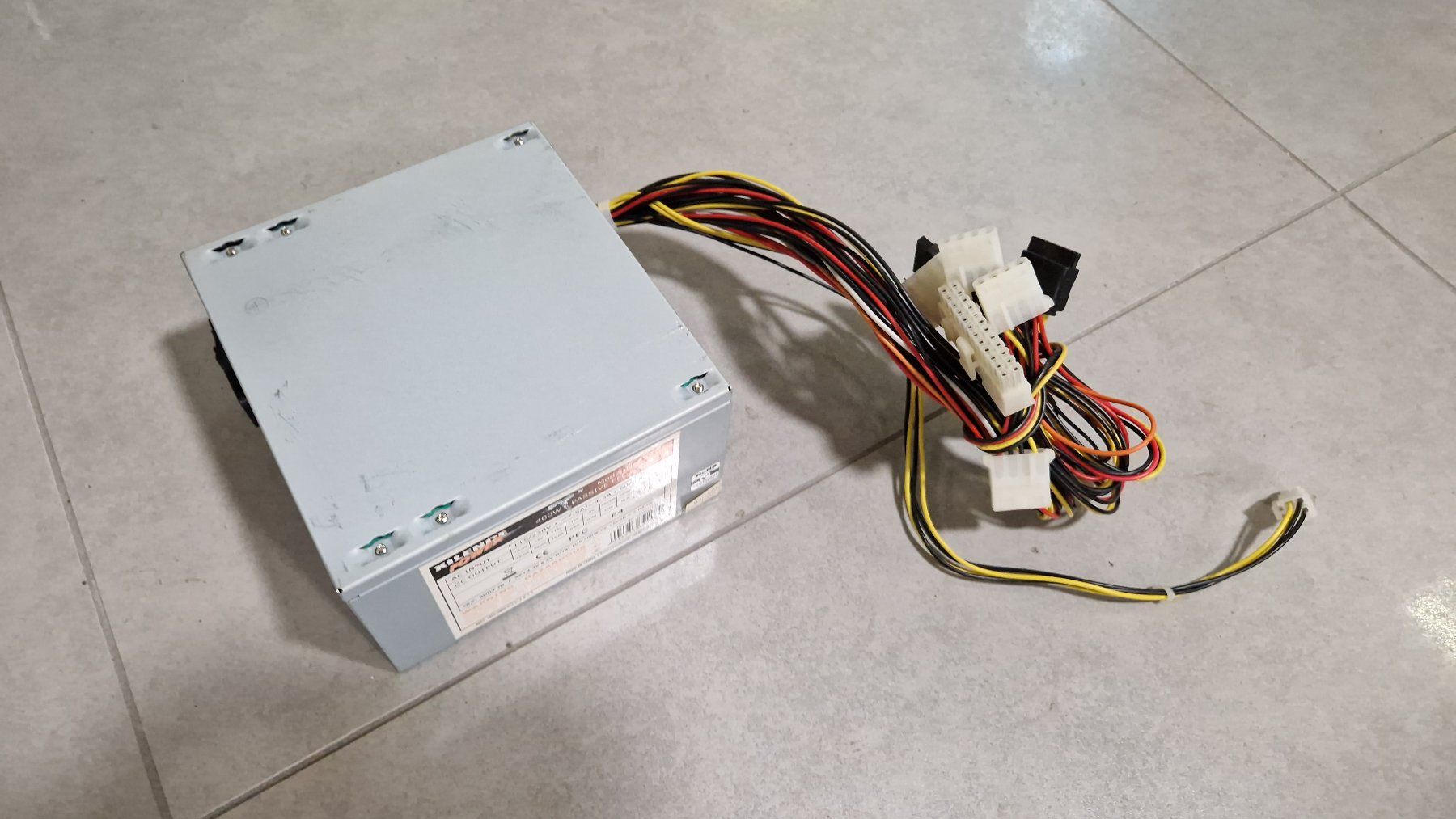 Componenti elettronici: 400W PC Netzteil – Usato da Seewen SZ venduto da Rahmspinat 1