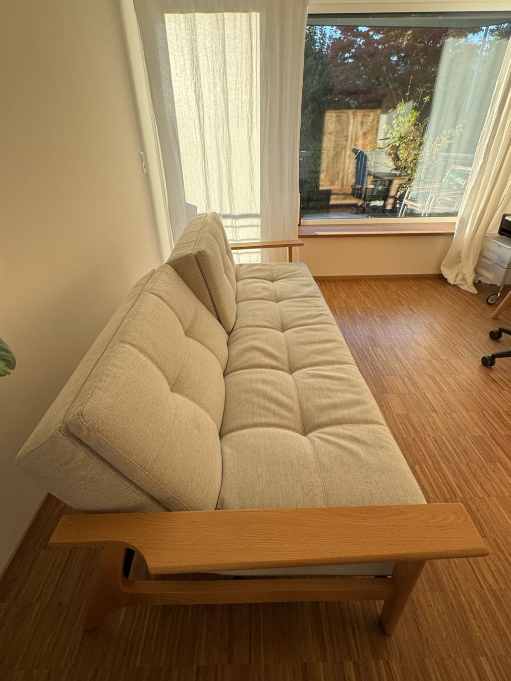 Divani: Bettsofa hellbeige mit Holzarmlehnen gebraucht Zustand – Usato da Meilen venduto da mauriceweber 2