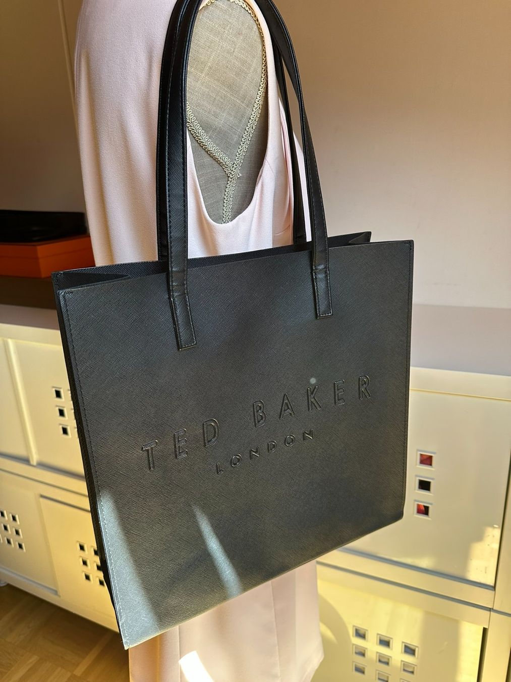 Ted Baker Taschen für Damen: Ted Baker, Shopper Cabas SOOCON – Gebraucht aus Bernex von euma1976 1