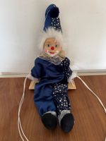 Clown-Puppe (Harlekin) 🤡 auf Schaukel, Sammlerstück Keramik