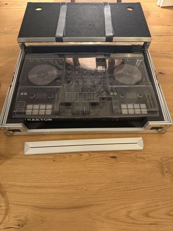 Traktor S4 MK3 incl. travel case and decksaver