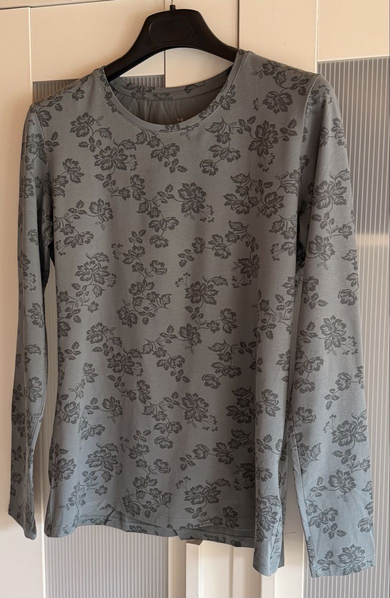C&A Pulls & Sweat-shirts: Langarmshirt C&A Blumenmuster, Grösse M, neuwertig! – D'occasion à Wila par sirisum 2