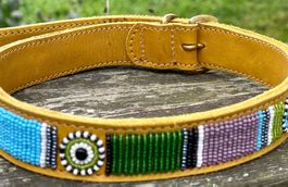 Hundehalsband aus Leder mit bunten Perlen