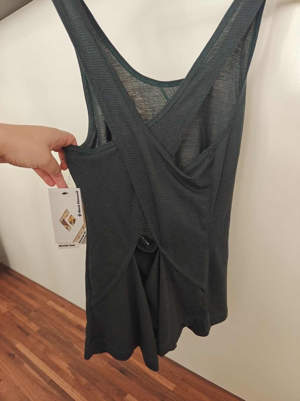 Black Diamond Tops: NWT Black Diamond "Splitter" Crossover Open-Back Tank Top –  – Neuf avec emballage d'origine à Wabern par kat_w92r
