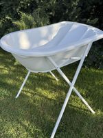 Baby-Badewanne mit Ständer