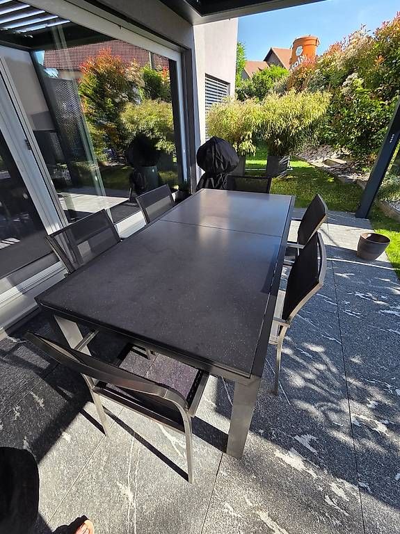 Set de table et chaises: Table extensible et 6 chaises empilables – D'occasion à Bossonnens par ama_zcd6